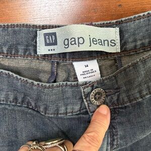 GAP Women's Dark Blue Denim Jeans. Sz 14
Cropped - v soft -cute side pockets.